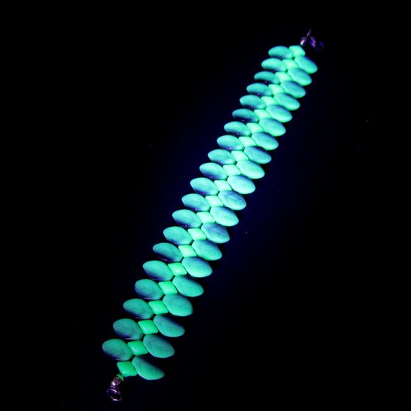 Uranium glass Leaf bracelet - Picture 12 of 16